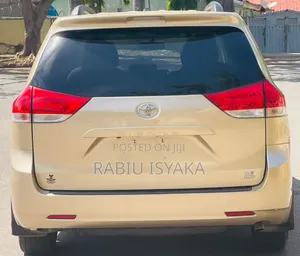 Toyota Sienna 2011 Gold