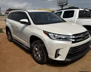 Toyota Highlander LE 4dr SUV AWD (3.5L 6cyl 6A) 2015 White