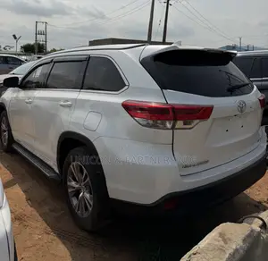 Toyota Highlander LE 4dr SUV AWD (3.5L 6cyl 6A) 2015 White