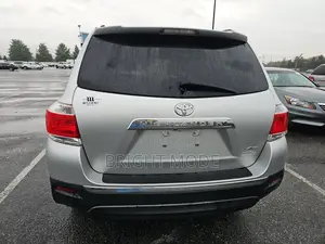 Toyota Highlander SE 2011 Silver