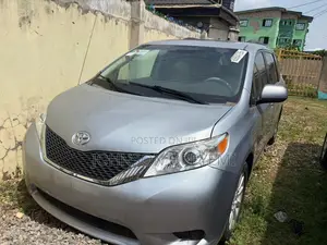Toyota Sienna XLE 7-Passenger 4dr Minivan AWD (3.5L 6cyl 6A) 2014 Gray