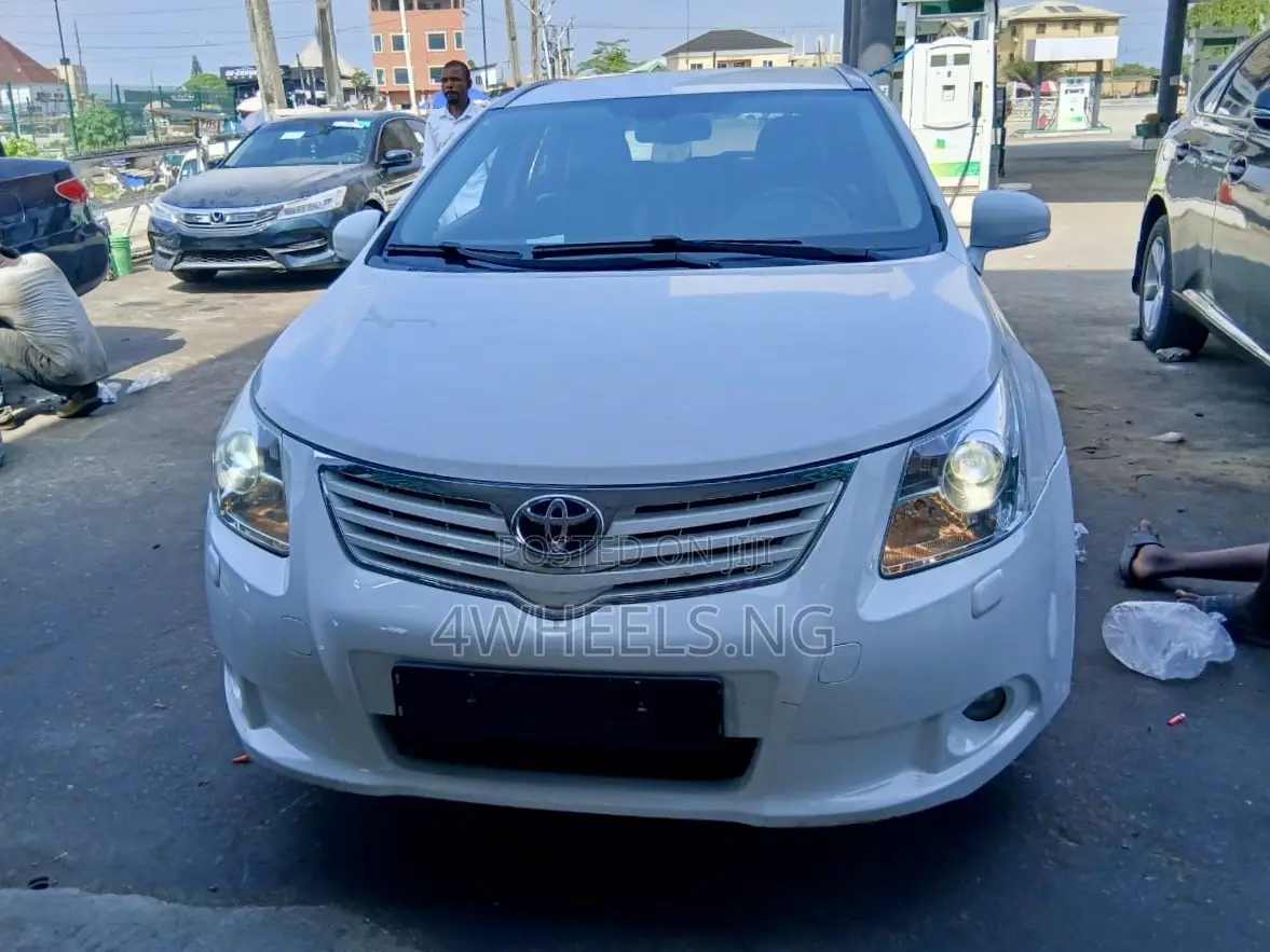 Toyota Avensis 2011 White