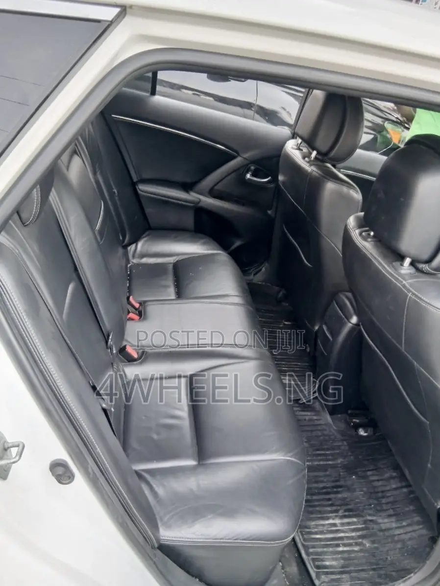 Toyota Avensis 2011 White