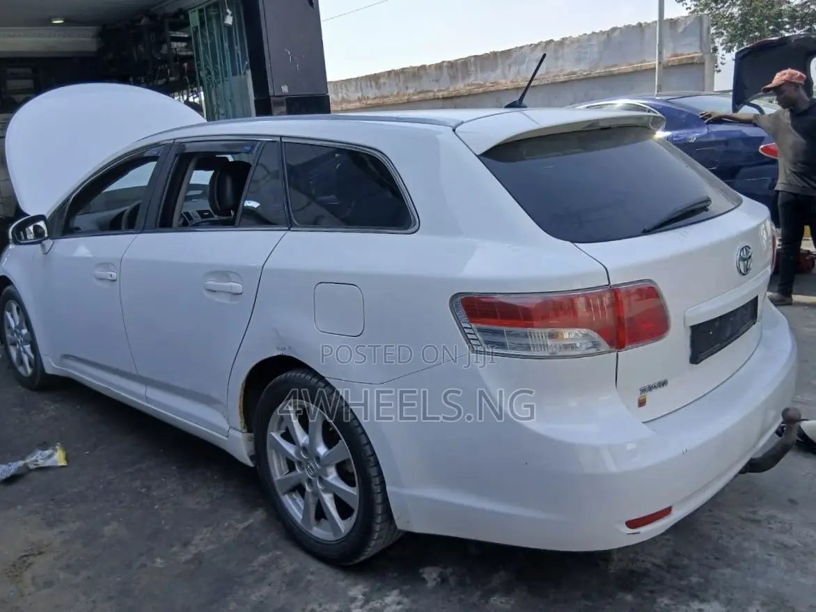 Toyota Avensis 2011 White
