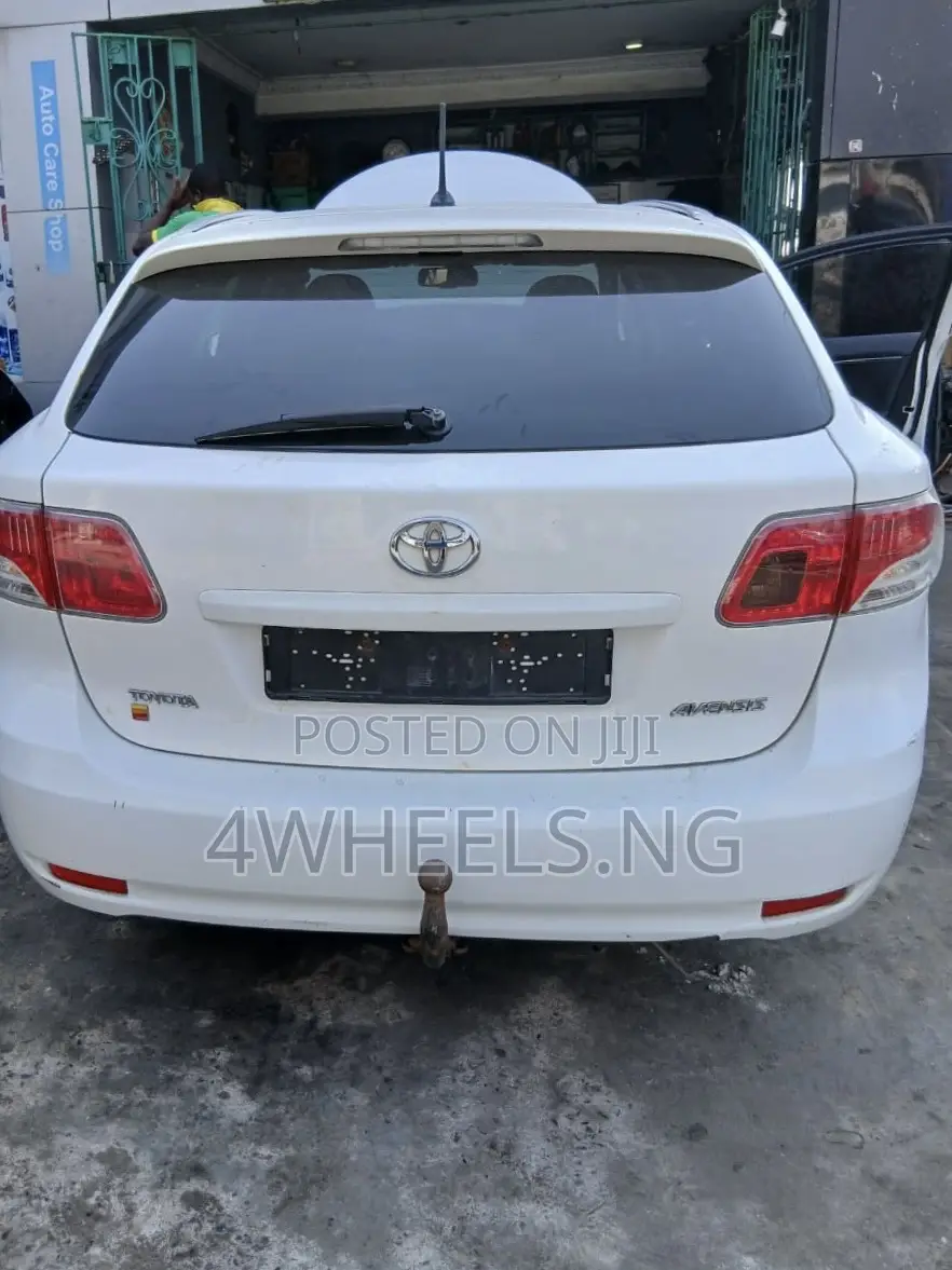 Toyota Avensis 2011 White