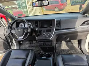 Toyota Sienna SE 7 Passenger AWD 2020 White