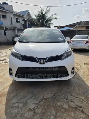 Toyota Sienna SE 7 Passenger AWD 2020 White