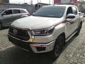 Toyota Hilux 2022 White