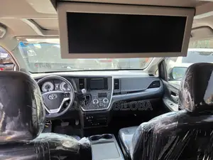 Toyota Sienna XLE 7 Passenger (3.5L 6cyl 8A) 2017 White