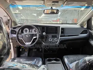 Toyota Sienna XLE 7 Passenger (3.5L 6cyl 8A) 2017 White