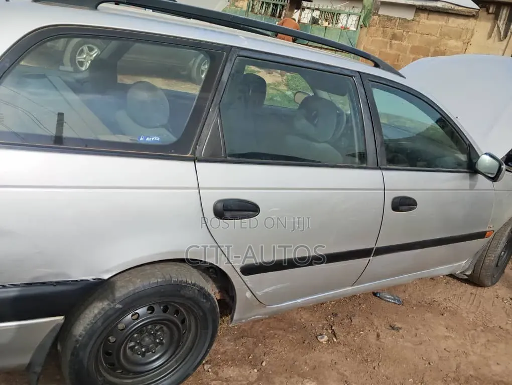 Toyota Avensis 2000 Silver