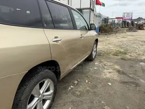 Toyota Highlander Limited 2010 Gold