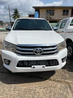 Toyota Hilux SR 4x4 2013 White