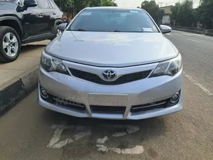 Toyota Camry SE 4dr Sedan (2.5L 4cyl 6A) 2013 Silver