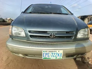 Toyota Sienna LE & 1 hatch 2000 Green