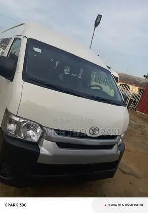 Toyota HiAce 2015 White