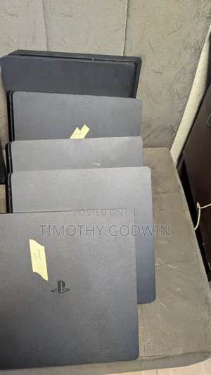 Uk Used Ps4 Slim With Games and 2 Pads.