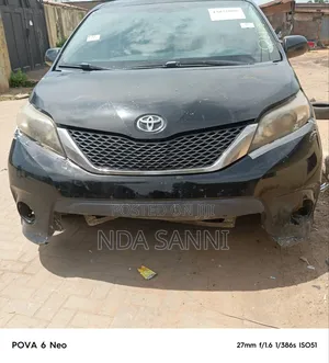 Toyota Sienna SE 8 Passenger 2012 Black