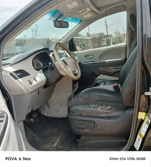 Toyota Sienna SE 8 Passenger 2012 Black