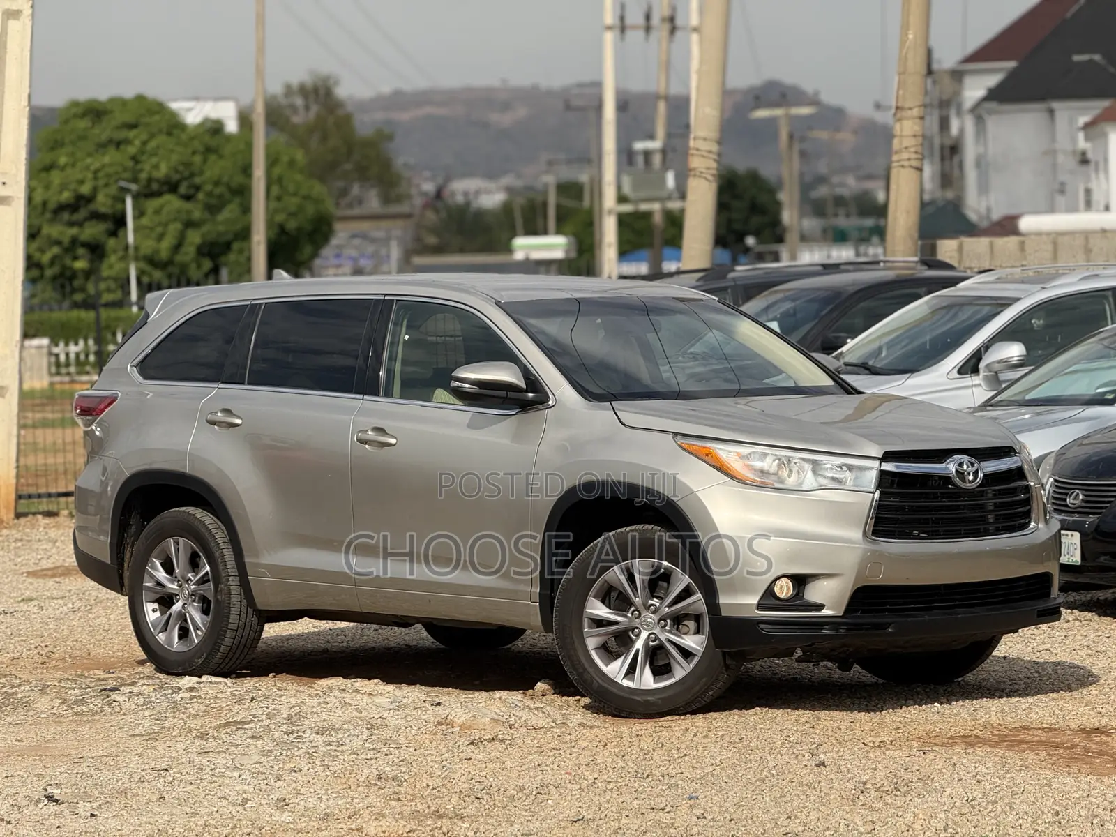 Toyota Highlander LE Plus 4dr SUV AWD (3.5L 6cyl 6A) 2015 Gold