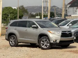 Toyota Highlander LE Plus 4dr SUV AWD (3.5L 6cyl 6A) 2015 Gold