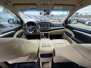 Toyota Highlander LE Plus 4dr SUV AWD (3.5L 6cyl 6A) 2015 Gold