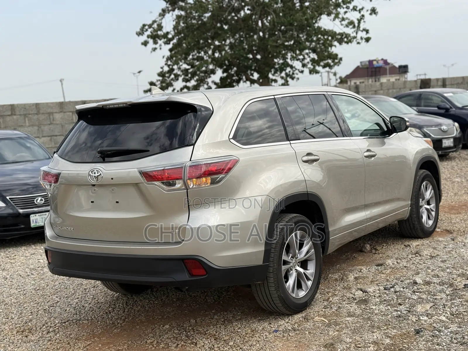 Toyota Highlander LE Plus 4dr SUV AWD (3.5L 6cyl 6A) 2015 Gold