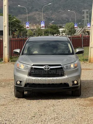 Toyota Highlander LE Plus 4dr SUV AWD (3.5L 6cyl 6A) 2015 Gold