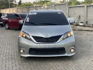 Toyota Sienna SE Premium 8-Passenger 4dr Minivan (3.5L 6cyl 6A) 2015