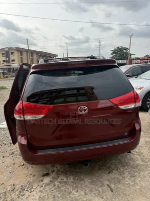 Toyota Sienna 2014 Red