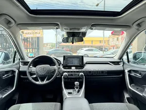 Toyota RAV4 XLE 2022 White