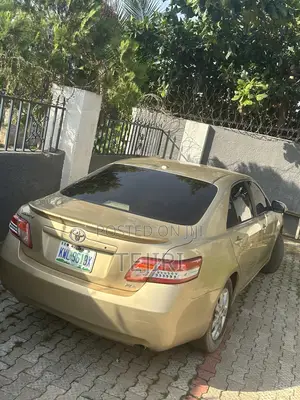 Toyota Camry XLE 4dr Sedan (2.5L 4cyl 6A) 2011 Gold