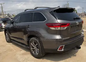 Toyota Highlander SE 4x4 V6 (3.5L 6cyl 8A) 2017 Gray