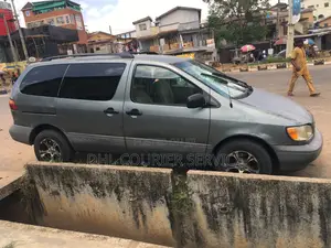 Toyota Sienna 2000 Blue