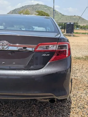 Toyota Camry XLE 4dr Sedan (2.5L 4cyl 6A) 2013 Gray