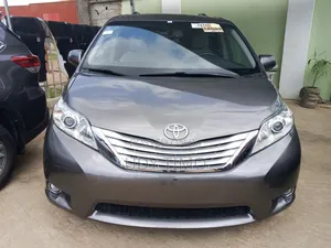Toyota Sienna XLE 8-Passenger 4dr Minivan (3.5L 6cyl 6A) 2015 Silver
