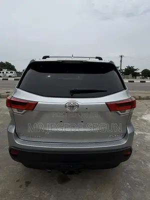 Toyota Highlander SE 2019 Silver