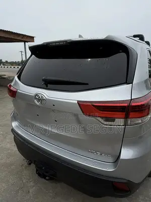 Toyota Highlander SE 2019 Silver