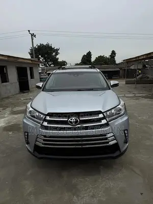 Toyota Highlander SE 2019 Silver