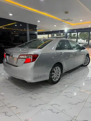 Toyota Camry XLE V6 4dr Sedan (3.5L 6cyl 6A) 2013 Silver
