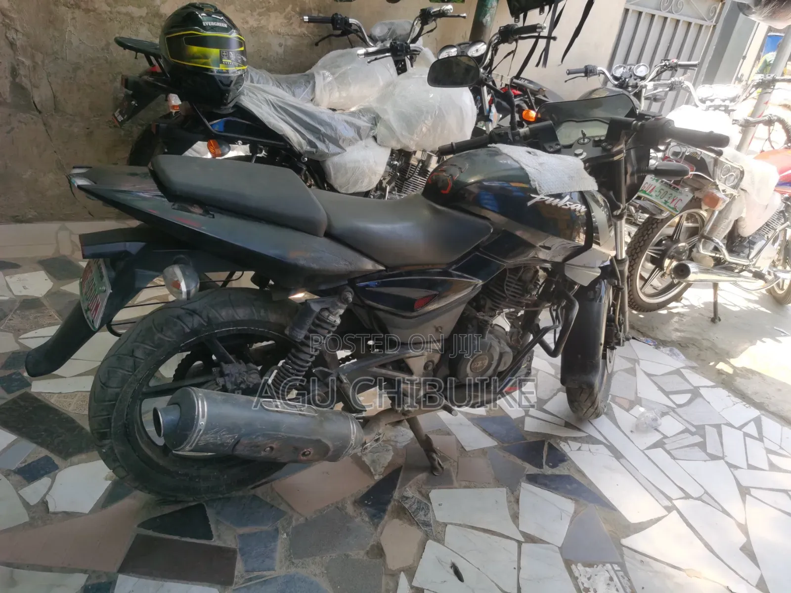 Bajaj Pulsar 220 F 2025 Black