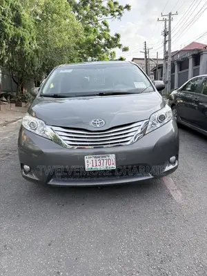 Toyota Sienna XLE AWD 7-Passenger 2013 Gray