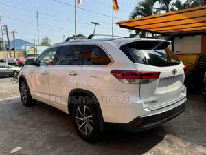 Toyota Highlander XLE 4x2 V6 (3.5L 6cyl 8A) 2017 White