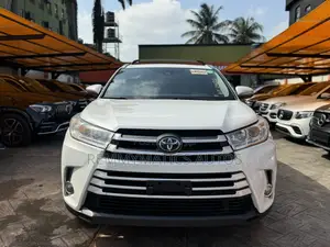 Toyota Highlander XLE 4x2 V6 (3.5L 6cyl 8A) 2017 White