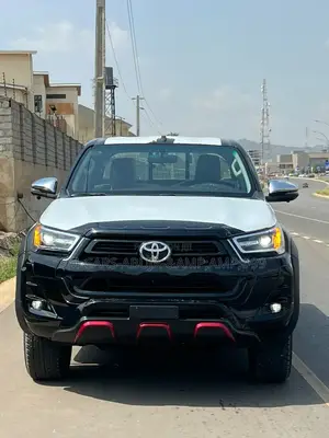 New Toyota Hilux 2025 Black