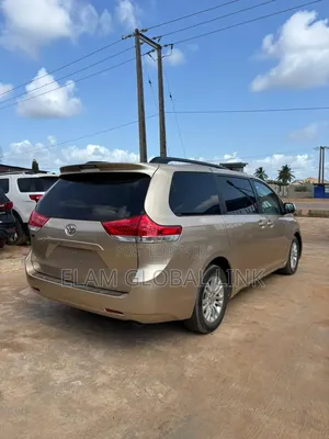 Toyota Sienna XLE 8-Passenger 4dr Minivan (3.5L 6cyl 6A) 2014 Gold