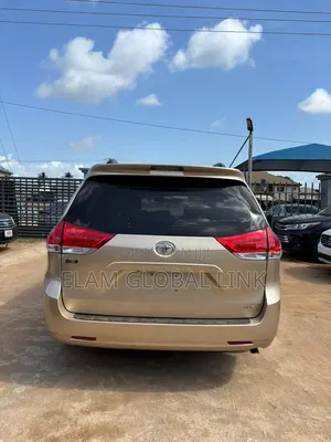 Toyota Sienna XLE 8-Passenger 4dr Minivan (3.5L 6cyl 6A) 2014 Gold