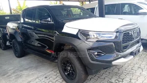 New Toyota Hilux 2025 Black