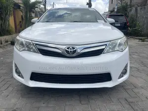 Toyota Camry XLE 4dr Sedan (2.5L 4cyl 6A) 2012 White