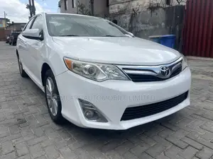 Toyota Camry XLE 4dr Sedan (2.5L 4cyl 6A) 2012 White